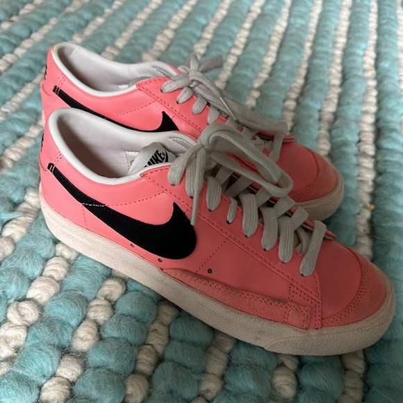 Size 7 barely worn Nikes. - Picture 4 of 4